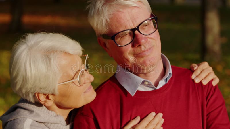 Concept de bien-être à la retraite portrait d'une femme âgée d'un couple qui regarde un homme portrait focus sélectif banque de vidéos