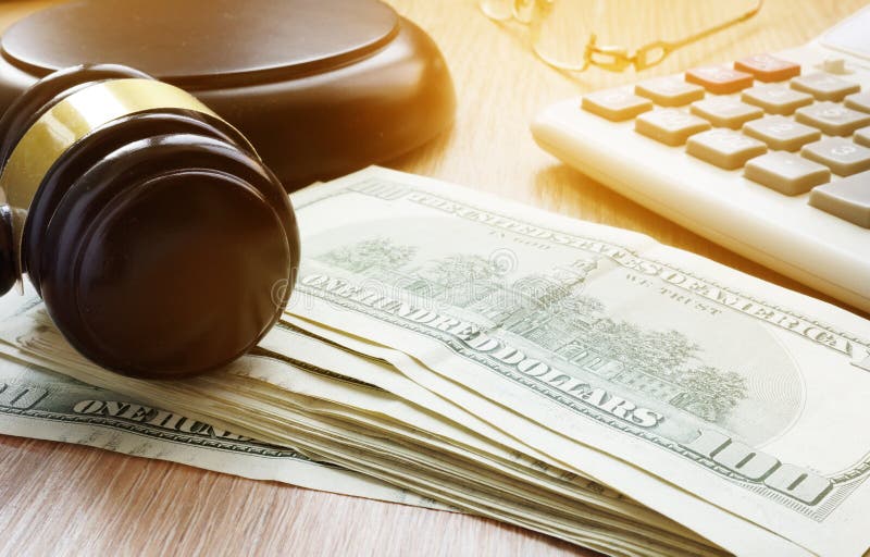 Concept de cautionnement Gavel et billets de banque du dollar photos stock Concept de cautionnement Gavel et billets de banque du dollar photos stock
