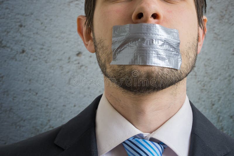 Concept de censure On fait taire l'homme avec le ruban adhésif sur sa bouche
