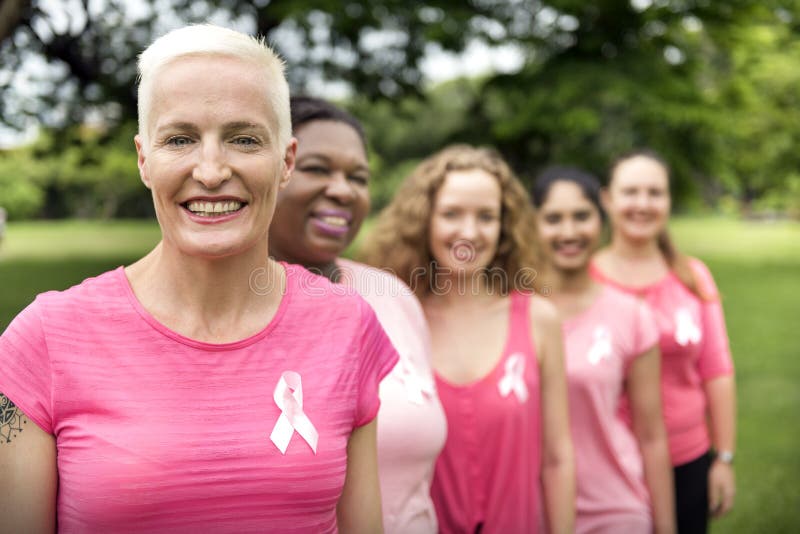 Concept de charité de soutien de cancer du sein de femmes photographie stock libre de droits Concept de charité de soutien de cancer du sein de femmes photographie stock libre de droits