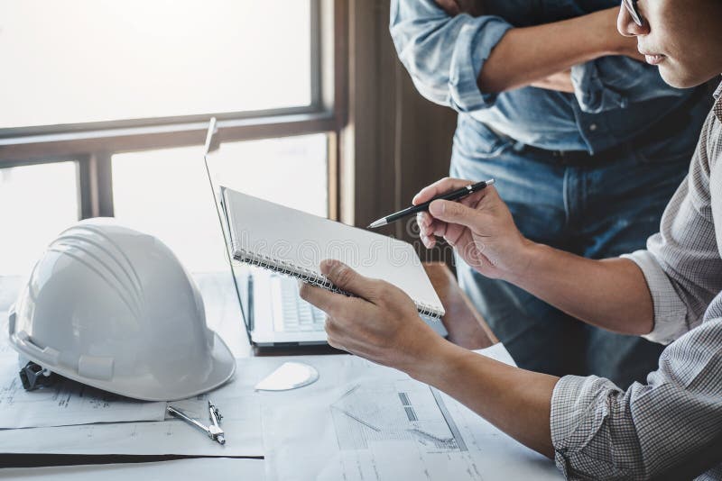 Concept de construction et de structure de l'épure d'ingénieur sur la réunion de modèle pour le fonctionnement de projet avec l'a image libre de droits Concept de construction et de structure de l'épure d'ingénieur sur la réunion de modèle pour le fonctionnement de projet avec l'a image libre de droits