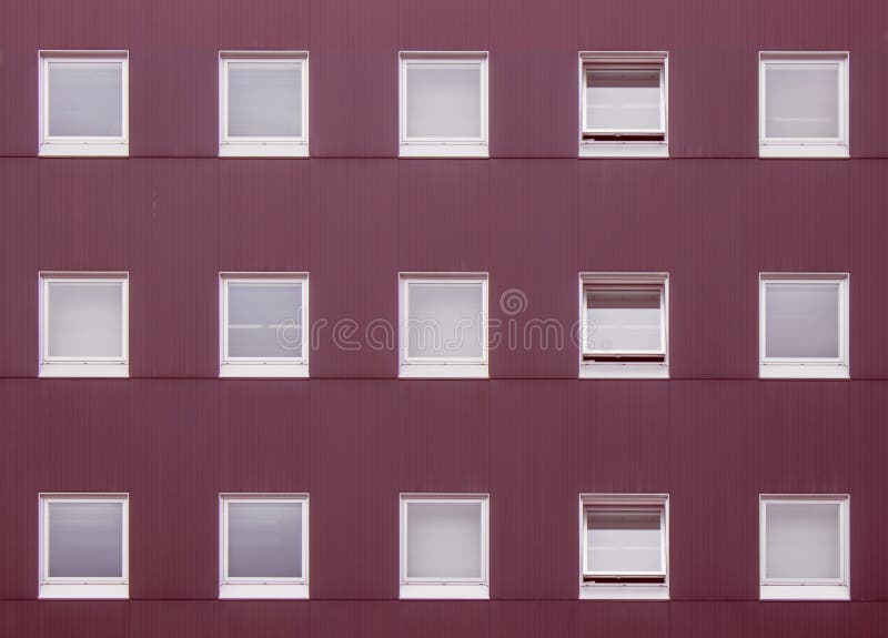 Concept de construction extérieur : La rangée abstraite d'image des fenêtres fermées et ouvertes décorent sur le mur rouge du bât photos libres de droits Concept de construction extérieur : La rangée abstraite d'image des fenêtres fermées et ouvertes décorent sur le mur rouge du bât photos libres de droits