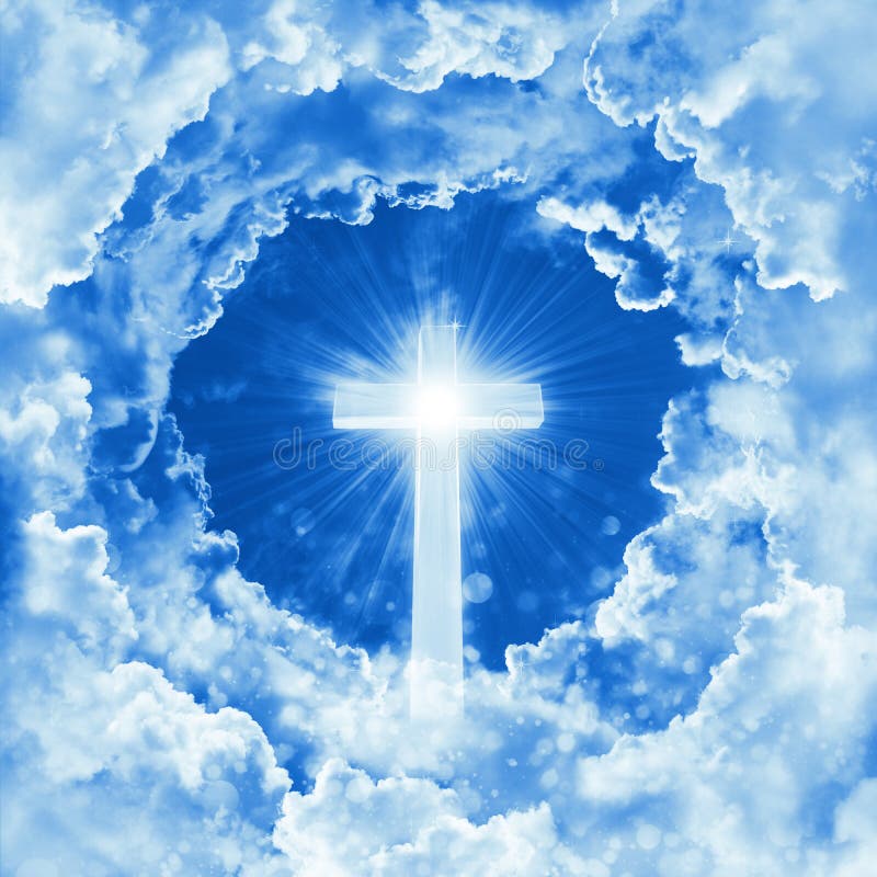Concept de croix brillante de religion chrétienne sur le fond du ciel nuageux dramatique Ciel avec la croix et le beau nuage ciel photos libres de droits Concept de croix brillante de religion chrétienne sur le fond du ciel nuageux dramatique Ciel avec la croix et le beau nuage ciel photos libres de droits