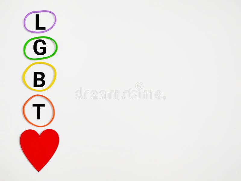 Concept de célébration de l'égalité texte lgbt avec bande colorée et fond en forme de coeur rouge. photo de stock. photo stock