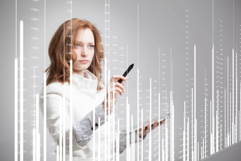 Concept de données de finances Femme travaillant avec l'Analytics L'information de graphique de diagramme sur l'écran numérique image libre de droits Concept de données de finances Femme travaillant avec l'Analytics L'information de graphique de diagramme sur l'écran numérique image libre de droits