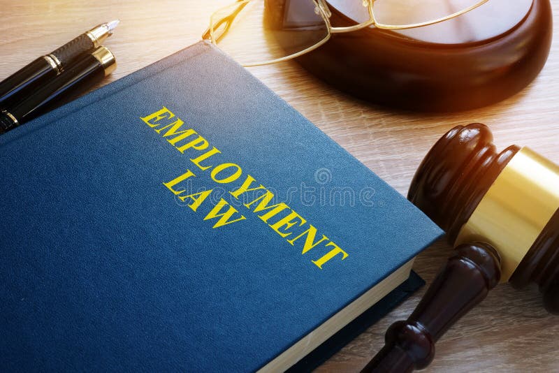 Concept de droit de l'emploi Livre sur un bureau