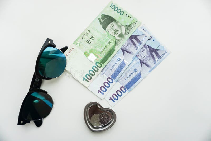 Concept de déplacement d'argent dans la devise gagnée avec des lunettes de soleil photographie stock Concept de déplacement d'argent dans la devise gagnée avec des lunettes de soleil photographie stock