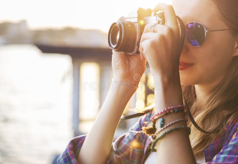 Concept de déplacement de photographie de vacances de repaire d'aventure de fille images libres de droits Concept de déplacement de photographie de vacances de repaire d'aventure de fille images libres de droits