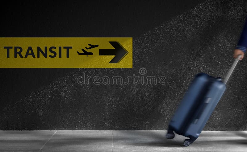Concept de déplacement Voyageur brouillé marchant avec le bagage dans un HU images stock Concept de déplacement Voyageur brouillé marchant avec le bagage dans un HU images stock