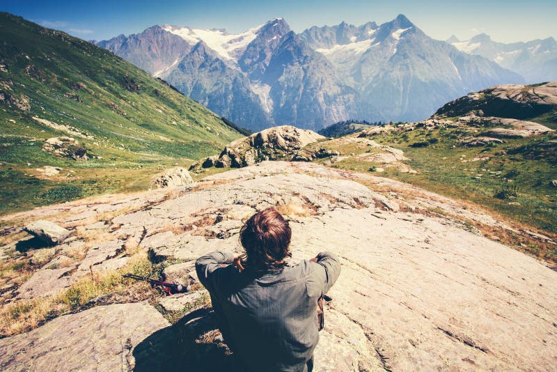 Concept de détente de mode de vie de voyage d'homme de voyageur images libres de droits Concept de détente de mode de vie de voyage d'homme de voyageur images libres de droits