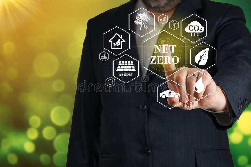 Concept de energie regenerabilă fără emisii nete. informații nete de zero în smartphone. Om de afaceri care utilizează un dispozitiv digital pentru a obține informații despre net zero.