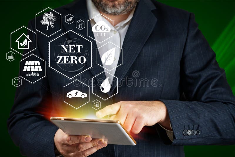 Concept de energie regenerabilă fără emisii nete. informații nete de zero în smartphone. Om de afaceri care utilizează un dispozitiv digital pentru a obține informații despre net zero.