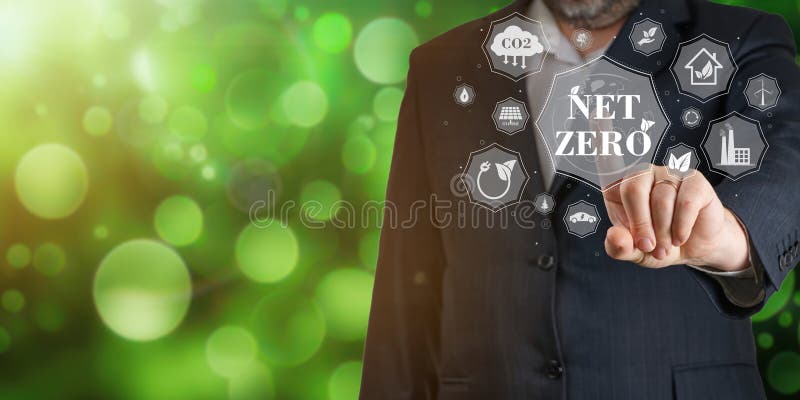 Concept de energie regenerabilă fără emisii nete. informații nete de zero în smartphone stock photos