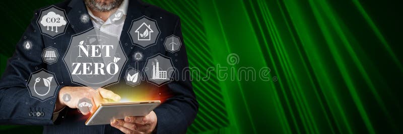Concept de energie regenerabilă fără emisii nete. informații nete de zero în smartphone stock image