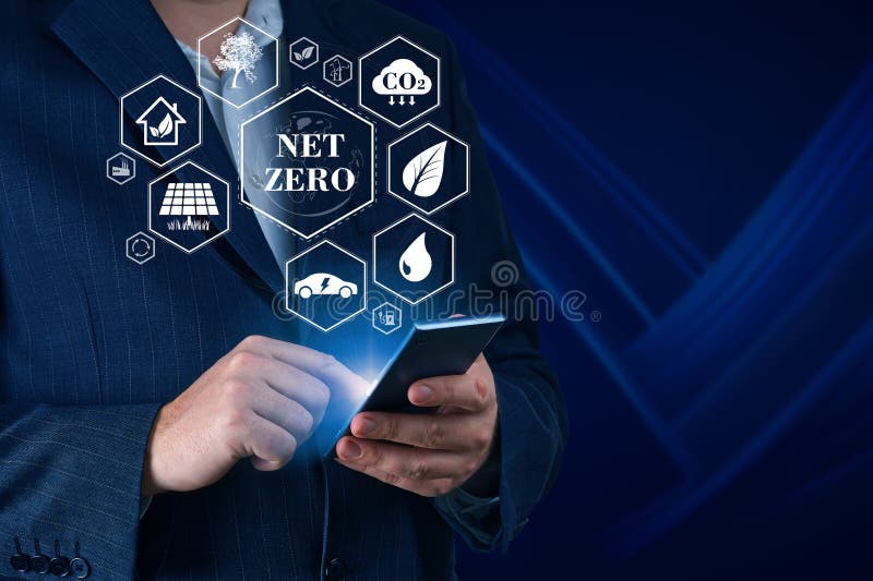 Concept de energie regenerabilă fără emisii nete. informații nete de zero în smartphone royalty free stock images