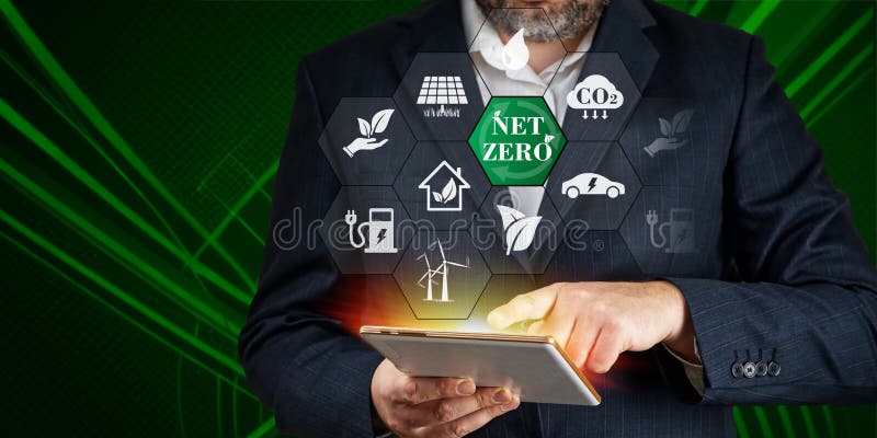 Concept de energie regenerabilă fără emisii nete. informații nete de zero în smartphone royalty free stock image