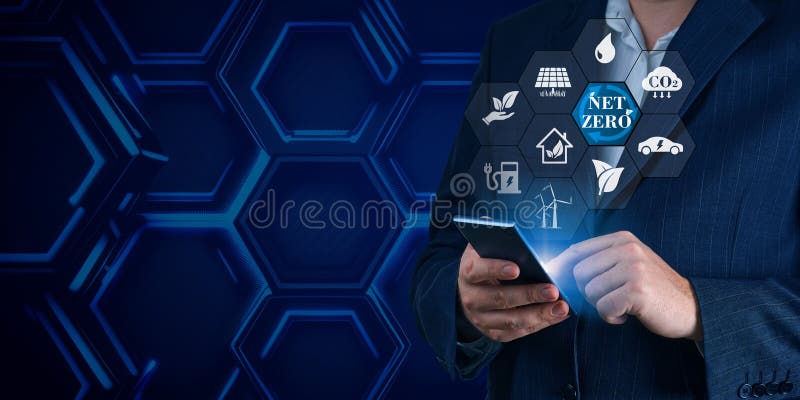 Concept de energie regenerabilă fără emisii nete. informații nete de zero în smartphone royalty free stock photography