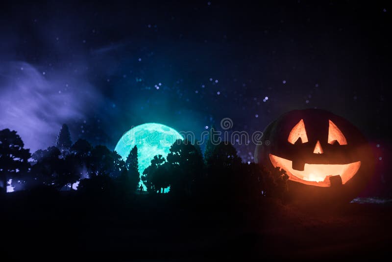 Concept de Halloween avec les potirons rougeoyants Silhouette étrange dans une forêt fantasmagorique foncée la nuit, WI surréalis images stock Concept de Halloween avec les potirons rougeoyants Silhouette étrange dans une forêt fantasmagorique foncée la nuit, WI surréalis images stock