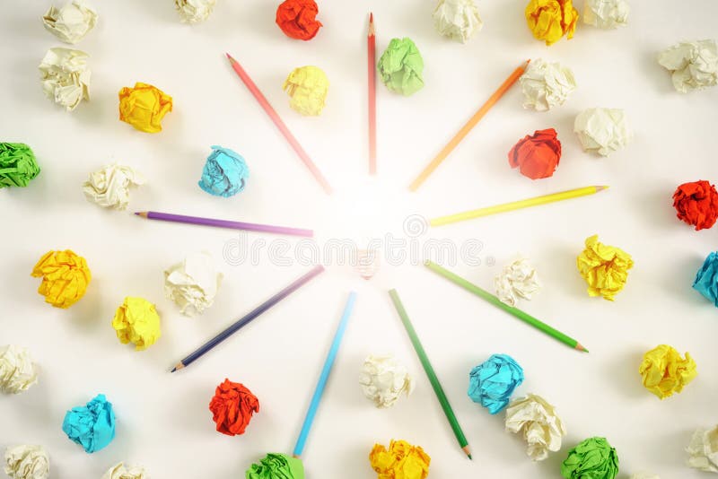 Concept de idei noi. bile de hârtie pentru bulbi strălucitoare, creioane colorate pe fond alb royalty free stock image