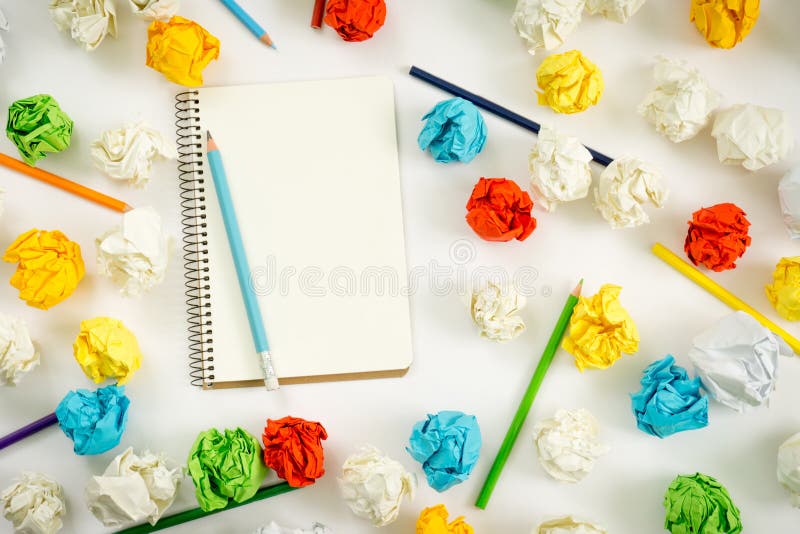 Concept de idei noi. bilețele de hârtie pentru notebook-uri, creioane colorate pe fond alb. stock images