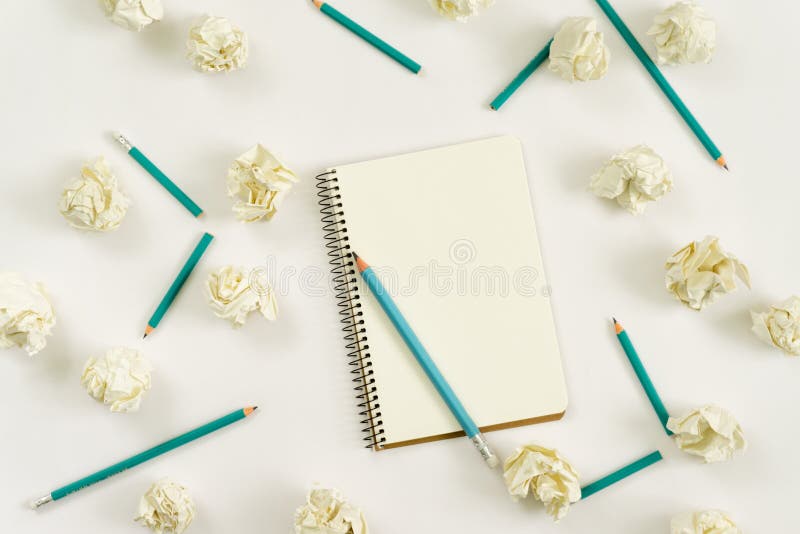 Concept de idei noi. bilețele de hârtie pentru notebook-uri, creioane colorate pe fond alb royalty free stock images