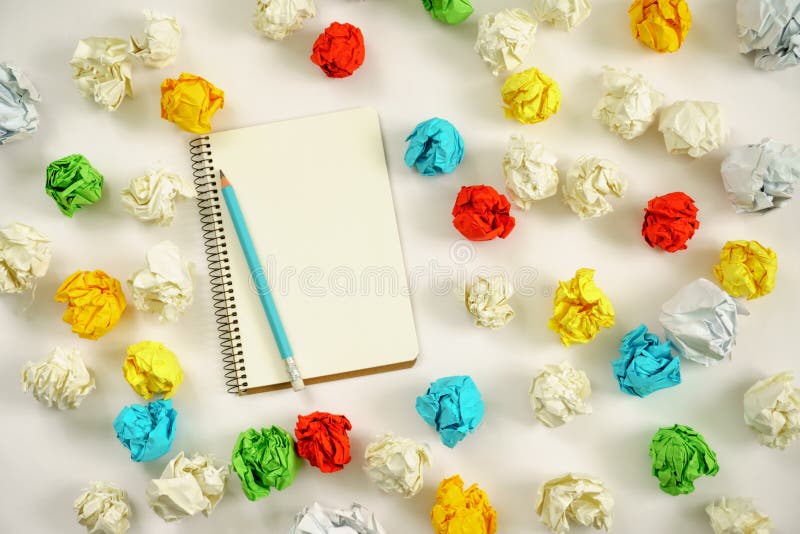 Concept de idei noi. bilețele de hârtie pentru notebook-uri, creioane colorate pe fond alb. royalty free stock photo