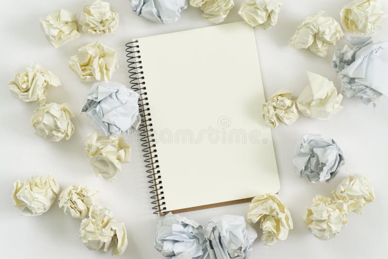 Concept de idei noi. bilețele de hârtie pentru notebook-uri, creioane colorate pe fond alb. royalty free stock photography