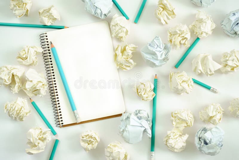 Concept de idei noi. bilețele de hârtie pentru notebook-uri, creioane colorate pe fond alb. royalty free stock image