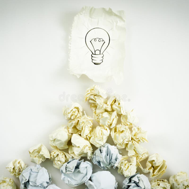 Concept de idei noi. foi de hârtie bile de hârtie creioane colorate pe fond alb royalty free stock images