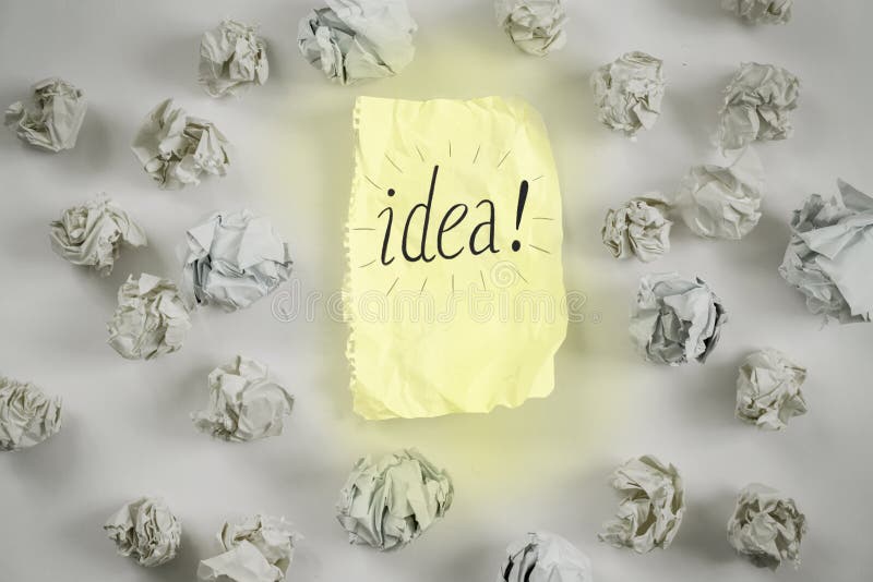 Concept de idei noi. foi de hârtie bile de hârtie creioane colorate pe fond alb royalty free stock images