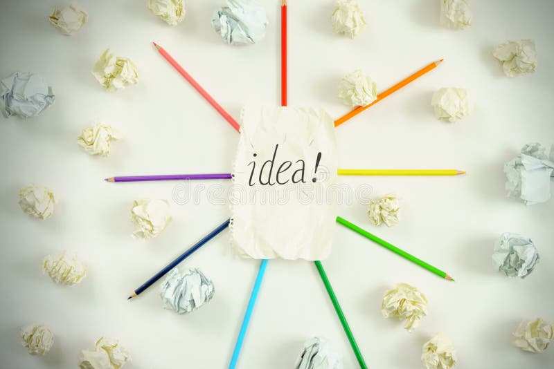 Concept de idei noi. foi de hârtie bile de hârtie creioane colorate pe fond alb stock photo