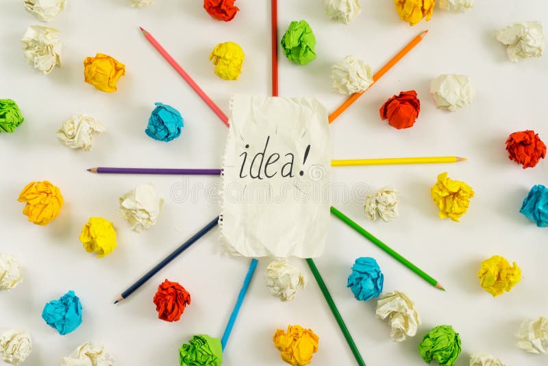 Concept de idei noi. foi de hârtie bile de hârtie creioane colorate pe fond alb royalty free stock photo