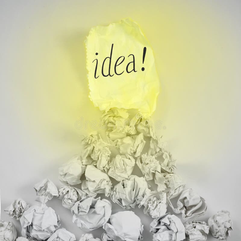 Concept de idei noi. foi de hârtie bile de hârtie creioane colorate pe fond alb royalty free stock photography
