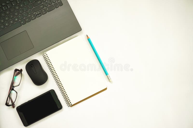 Concept de idei noi. notebook cu minicule de hârtie pentru copii și mingile pentru notebook pentru telefoane inteligente stock photo