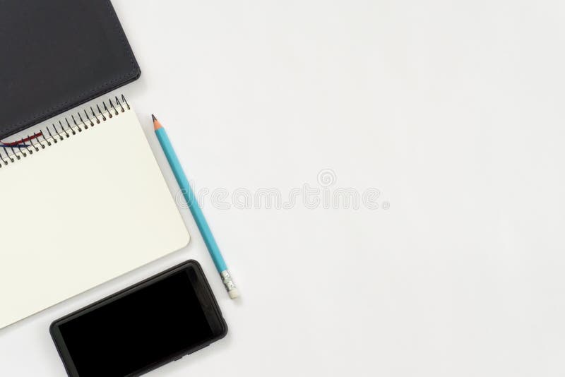 Concept de idei noi. notebook cu minicule de hârtie pentru copii și mingile pentru notebook pentru telefoane inteligente stock image