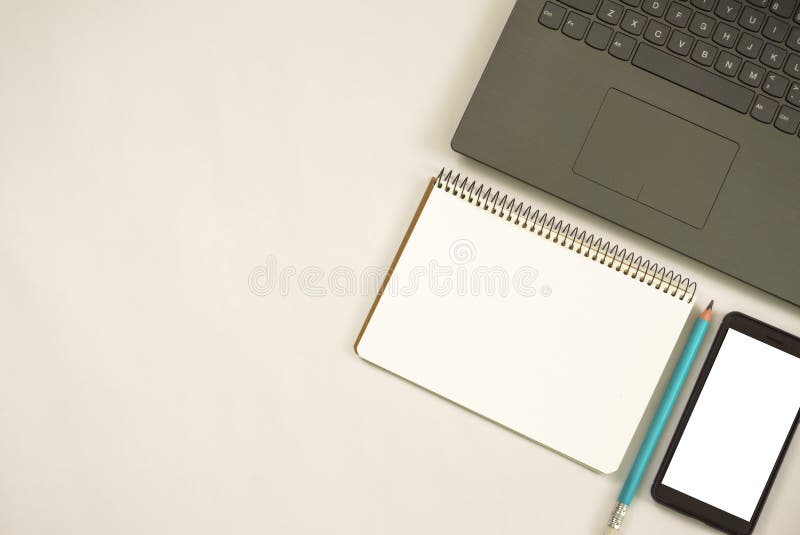 Concept de idei noi. notebook cu minicule de hârtie pentru copii și mingile pentru notebook pentru telefoane inteligente royalty free stock images