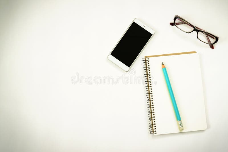 Concept de idei noi. notebook cu minicule de hârtie pentru copii și mingile pentru notebook pentru telefoane inteligente royalty free stock images
