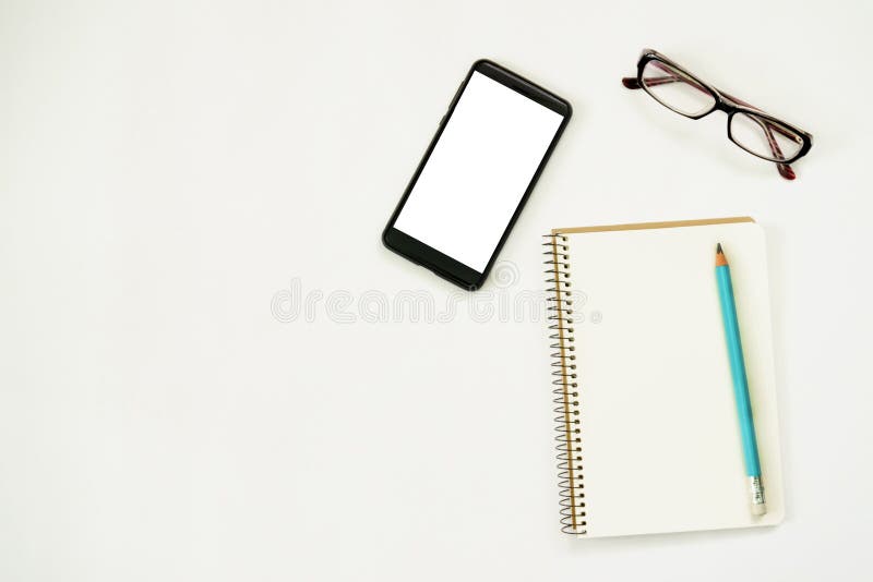 Concept de idei noi. notebook cu minicule de hârtie pentru copii și mingile pentru notebook pentru telefoane inteligente. copiere spațiu
