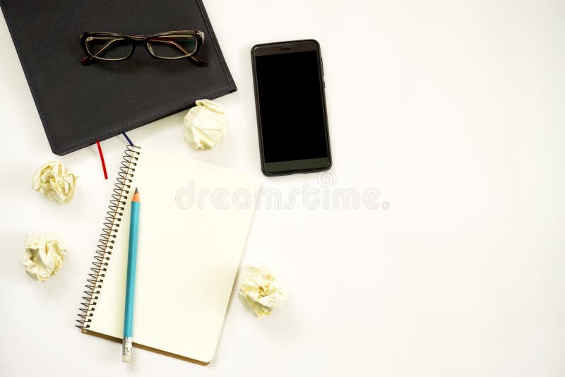 Concept de idei noi. notebook cu minicule de hârtie pentru copii și mingile pentru notebook pentru telefoane inteligente stock photos