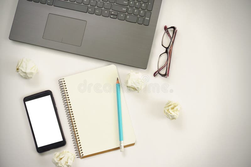 Concept de idei noi. notebook cu minicule de hârtie pentru copii și mingile pentru notebook pentru telefoane inteligente stock photos