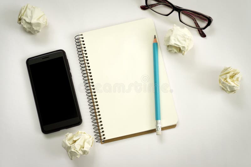 Concept de idei noi. notebook cu minicule de hârtie pentru copii și mingile pentru notebook pentru telefoane inteligente royalty free stock image