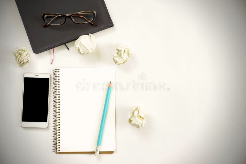 Concept de idei noi. notebook cu minicule de hârtie pentru copii și mingile pentru notebook pentru telefoane inteligente stock photo
