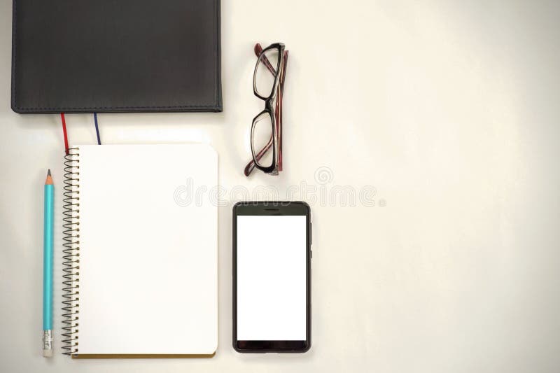 Concept de idei noi. notebook cu minicule de hârtie pentru copii și mingile pentru notebook pentru telefoane inteligente stock photos