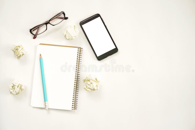 Concept de idei noi. notebook cu minicule de hârtie pentru copii și mingile pentru notebook pentru telefoane inteligente royalty free stock photo