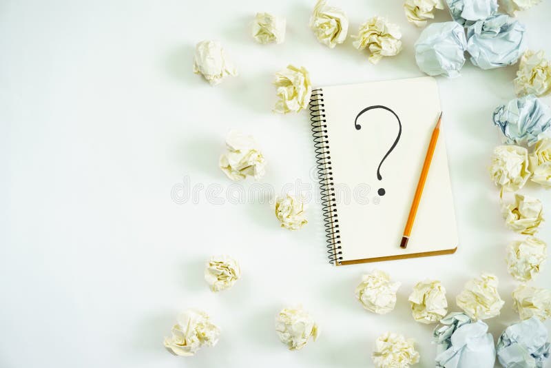 Concept de idei noi. notebook cu semnul întrebării cu creion pentru notebook cu bile pentru hârtie. royalty free stock photos