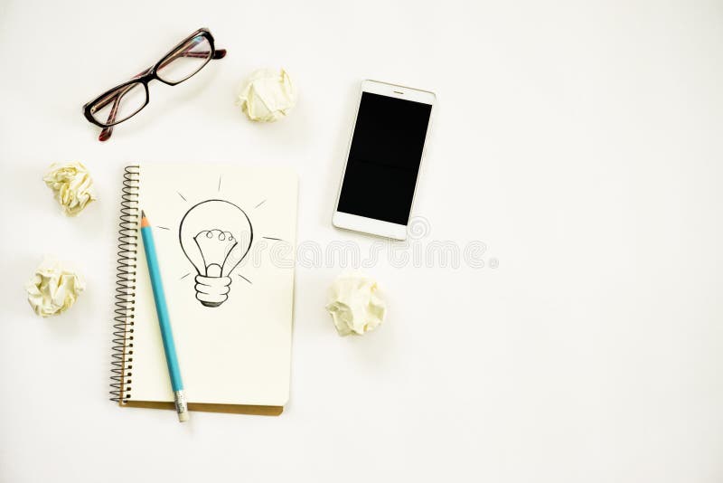 Concept de idei noi. notebook cu trei bile de hârtie cu baloane pentru hârtie pentru notebook pentru telefoane inteligente. royalty free stock photos