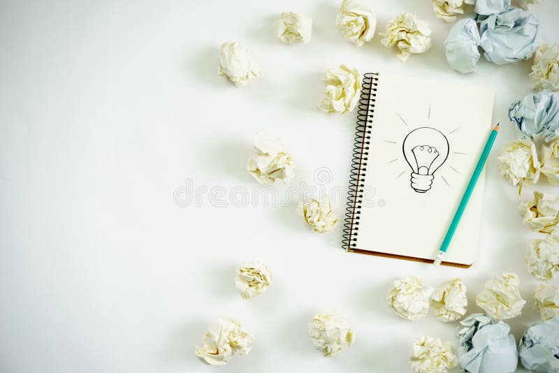 Concept de idei noi. notebook cu trei bile de hârtie pentru bulbi pentru notebook. royalty free stock photos