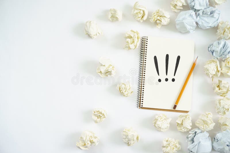 Concept de idei noi. notebook cu trei semne de exclamare biluțe de hârtie creion laptop. royalty free stock photography