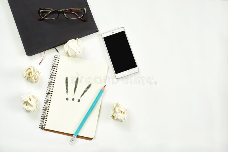 Concept de idei noi. notebook cu trei semne de exclamare, creion pentru notebook-uri smartphone pe hârtie. stock image