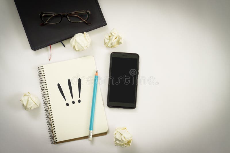 Concept de idei noi. notebook cu trei semne de exclamare, creion pentru notebook-uri smartphone pe hârtie. stock image